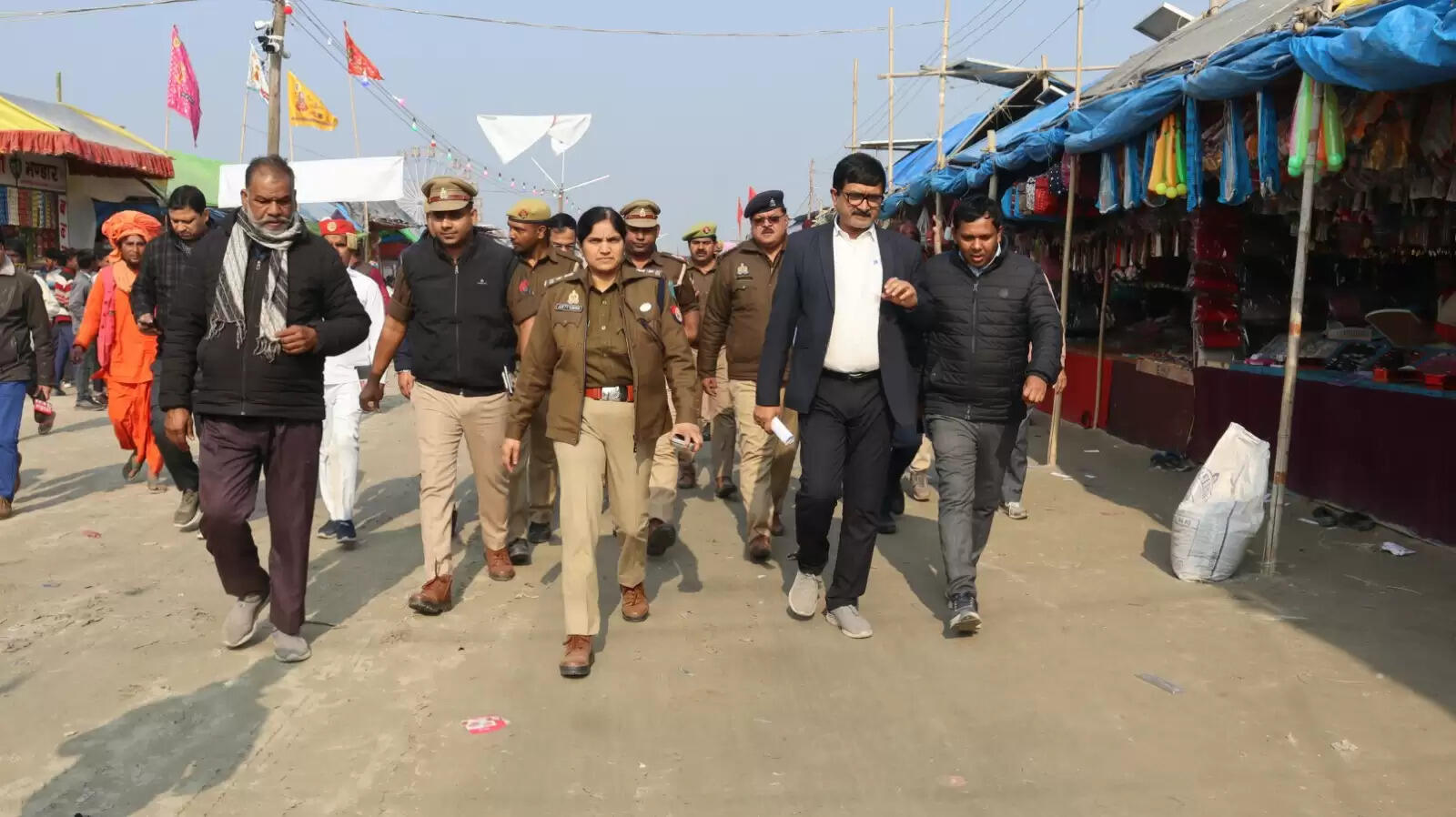 डीएम एसपी ने शमसाबाद के ढाईघाट मेले का किया निरीक्षण