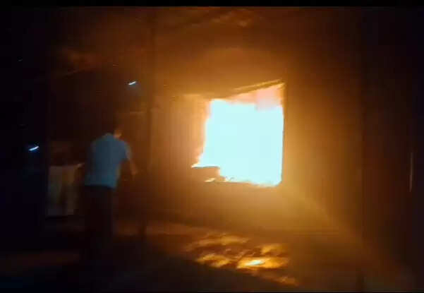 मोबाइल दुकान में आग से लाखों का नुकसान, दमकल विभाग नहीं पहुंचा मौके पर