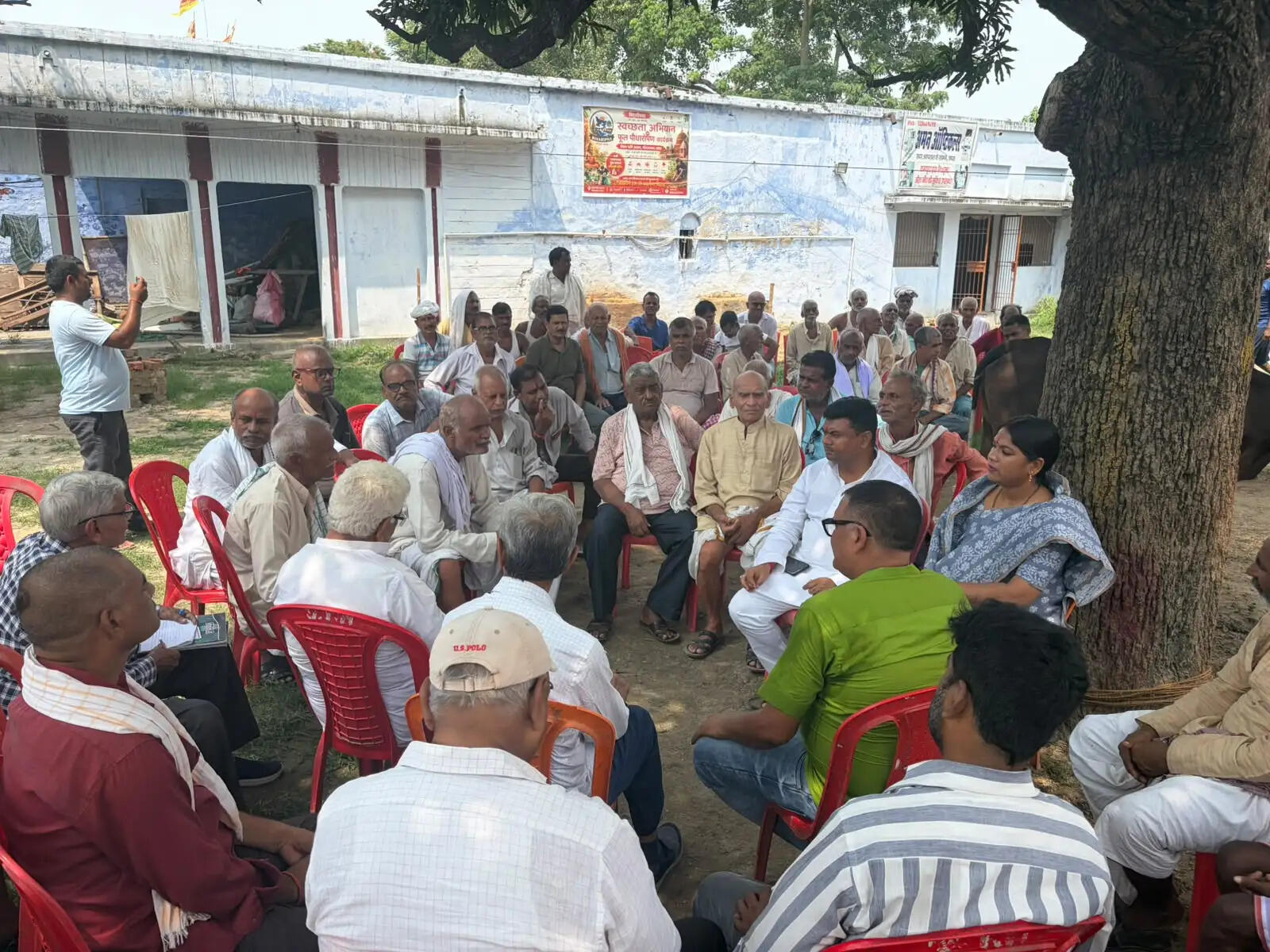 विधायक छोटी कुमारी से रिविलगंज के किसानों ने लगान वृद्धि के फैसले पर रोक लगाने की मांग की