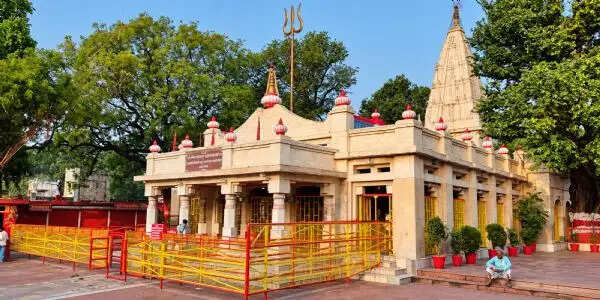 नवरात्रि के पहले दिन देवी मंदिरों में उमड़े श्रद्धालु , विंध्यवासिनी धाम में 1 लाख भक्तों ने किए दर्शन
