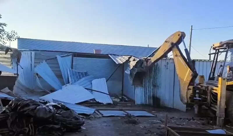 इंदौरः इंदौर में छापामार कार्रवाई, बड़ी मात्रा में बारूद और अवैध फटाखे जप्त, अवैध निर्माण भी किये गये ध्वस्त