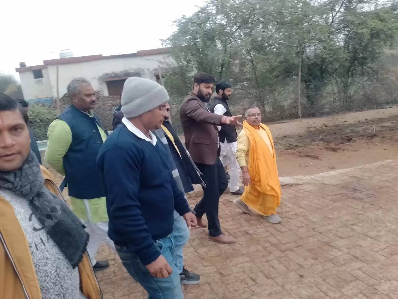 उत्तर प्रदेश गौ-सेवा आयोग के अध्यक्ष ने गौपालकों को सौंपी 300 गाय&nbsp;