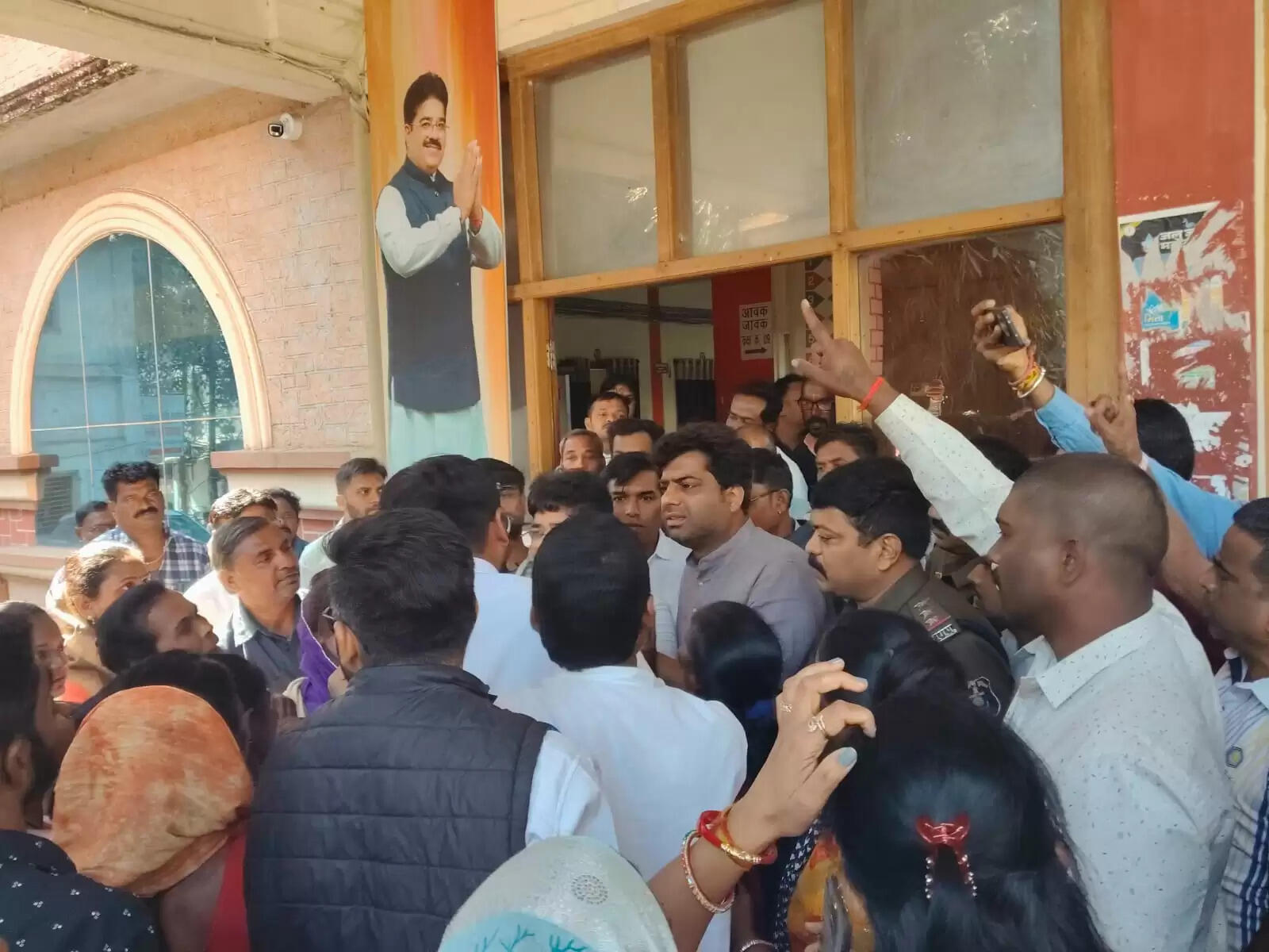 धमतरी : रेलवे प्रभावितों के मुद्दे पर निगम के सामने हंगामा, महापौर की गाड़ी के आगे लेटे पार्षद