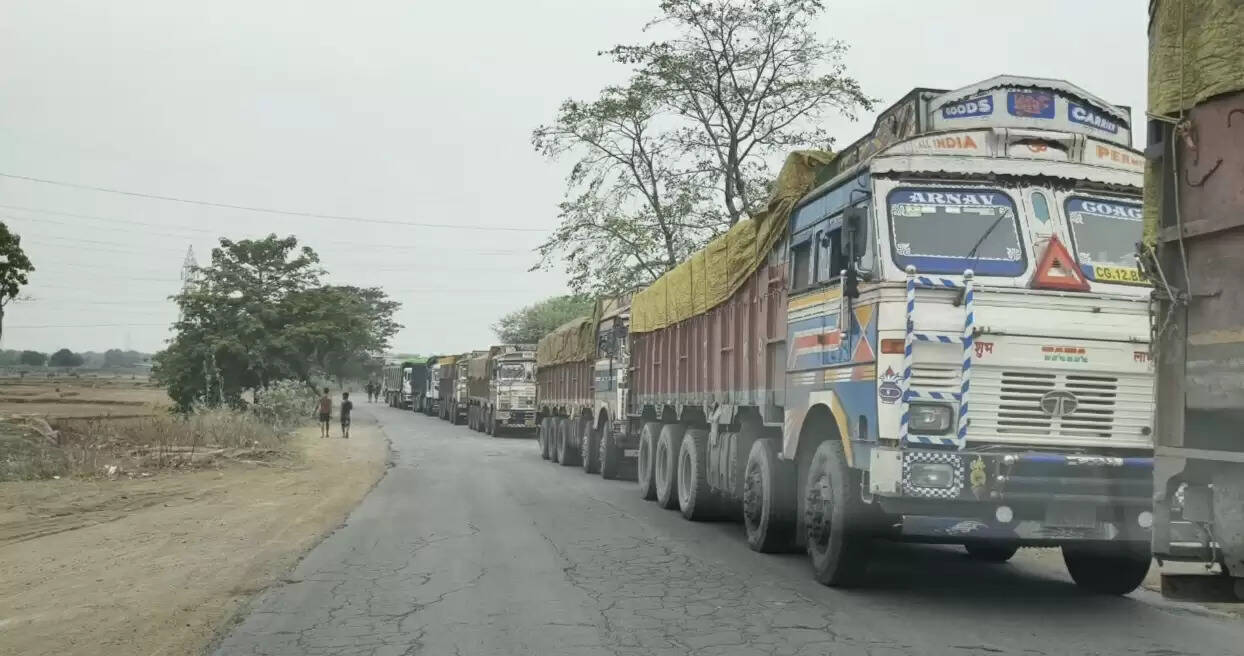 कोरबा में भीषण सड़क हादसा, हाईवा के केबिन में फंसा ड्राइवर, तीन घंटे बाद निकाला गया बाहर