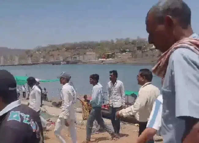 मप्र के ओंकारेश्वर में नाव पलटने से झारखंड से आए 10 श्रद्धालु डूबे, रेस्क्यू कर सभी को निकाला