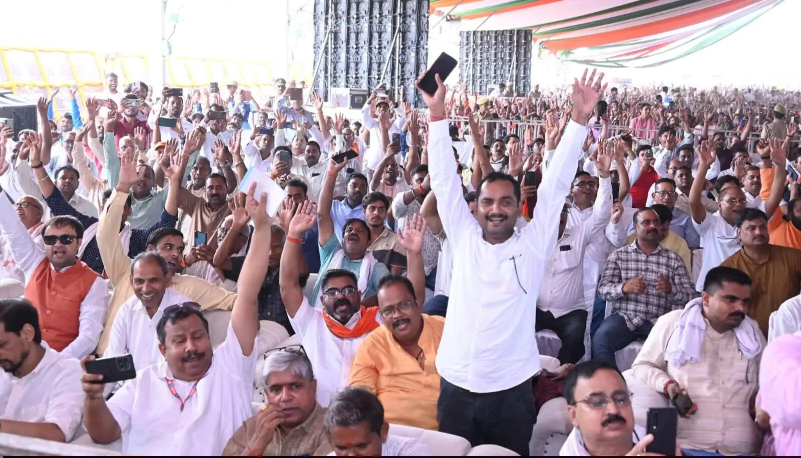 अब चिल्लूपार के लाेगाें काे आजीविका के लिए विदेश नहीं जाना पड़ेगा : मुख्यमंत्री