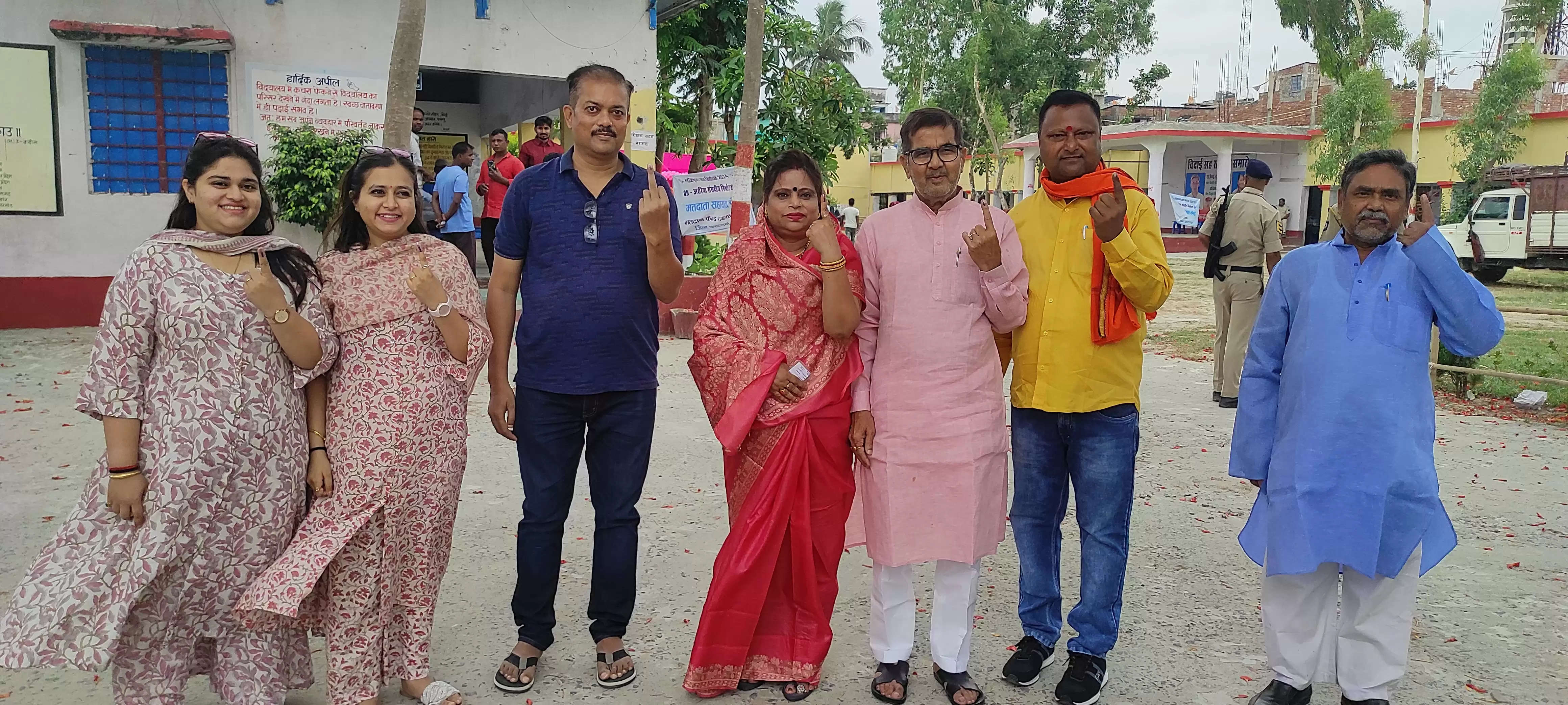 भाजपा नेता डा. राजेंद्र गुप्ता ने फारबिसगंज के ली अकादमी मतदान केंद्र संख्या पर 146 पर परिवार के साथ किया मतदान