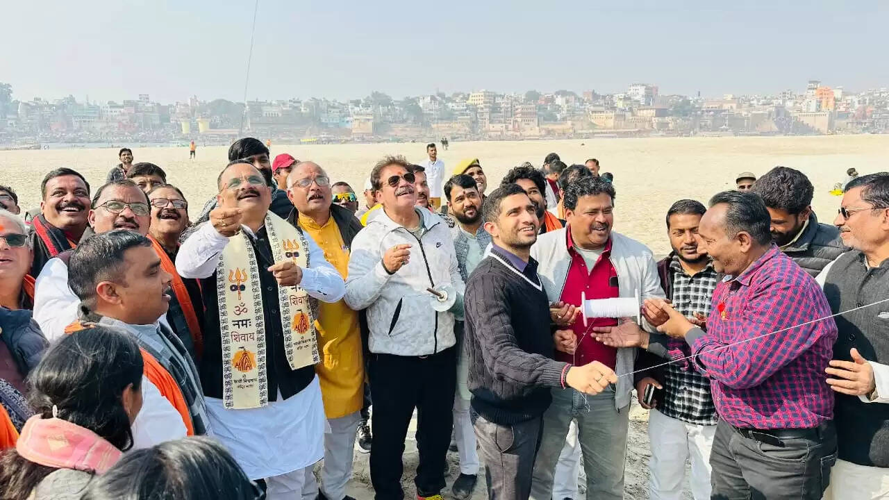 'भाक्काटे' के शोर से गुलजार हुई गंगा पार की रेती, महापौर ने काटा नगर आयुक्त की पतंग