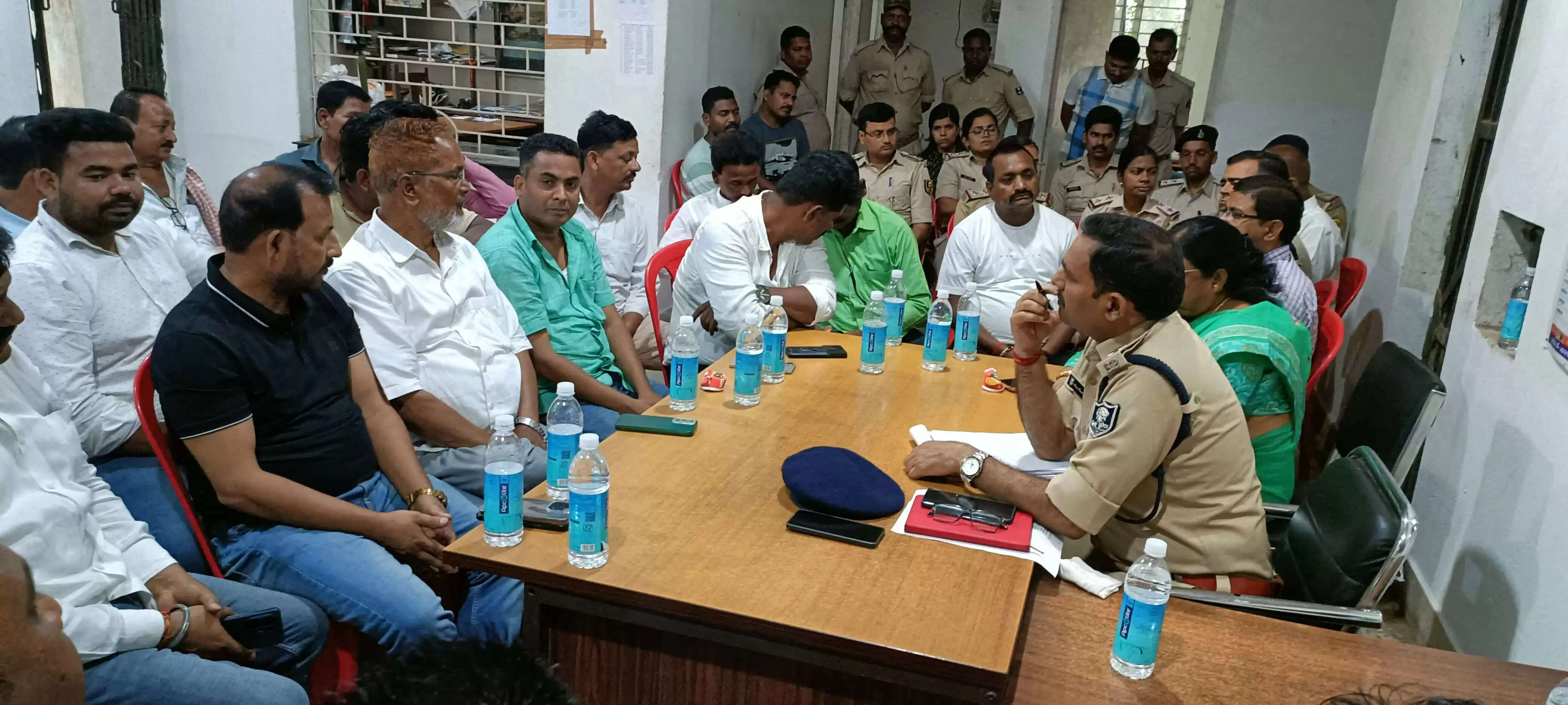 नशा मुक्ति और विधि व्यवस्था को लेकर थाना में जनप्रतिनिधियों ने की बैठक