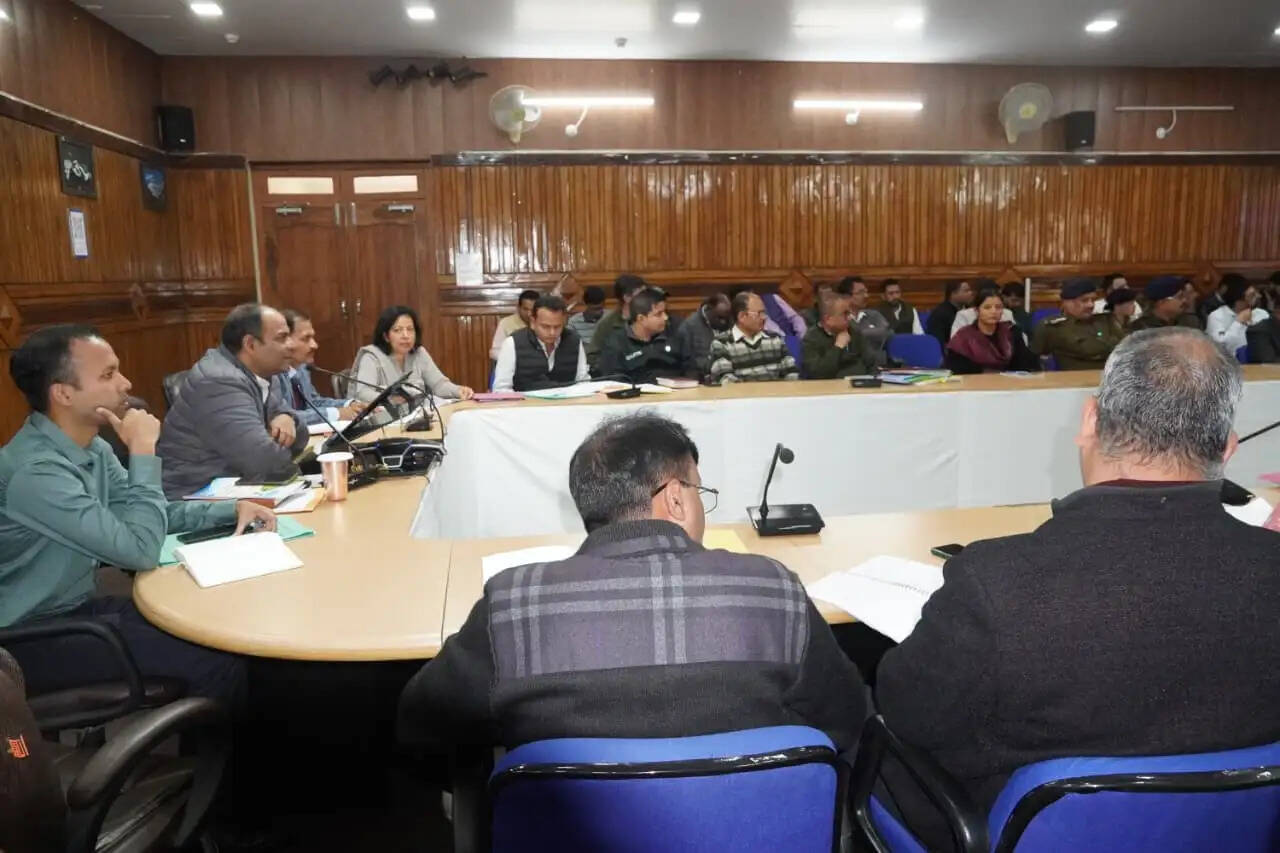 चंपावत में बैंकों के ऋण वितरण की धीमी प्रगति पर डीएम नाराज