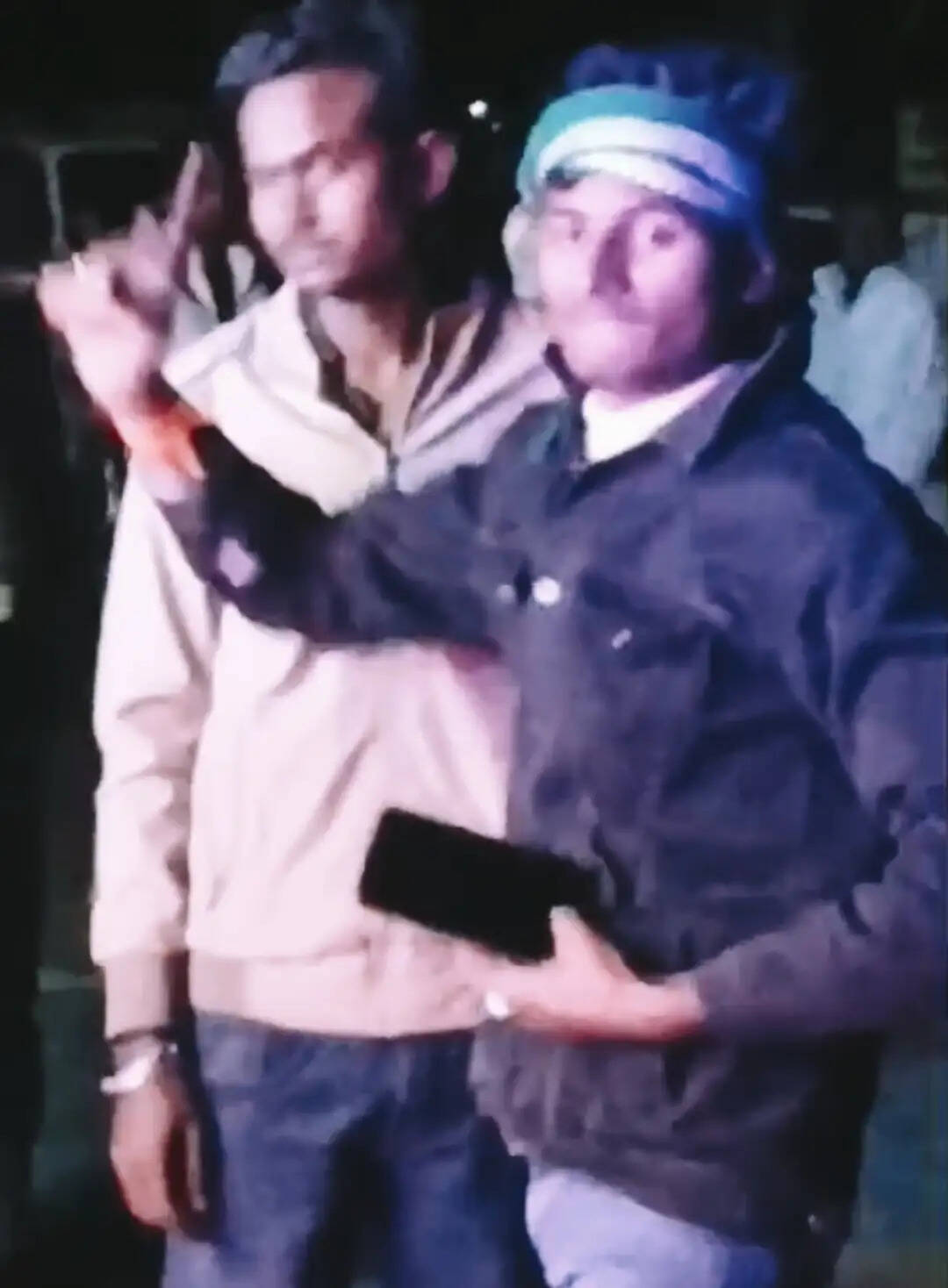 भोजपुरी गाने पर कट्टा लहरा कर डांस करते हुए वीडियो वायरल,पुलिस जांच में जुटी