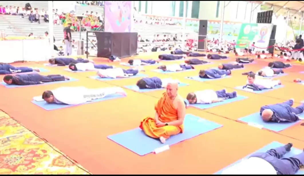 देवभूमि योगमय, राष्ट्रपति मुर्मु ने देहरादून में किया योग, कहा-देश के योग, चेतना और विरासत का केंद्र है उत्तराखंड