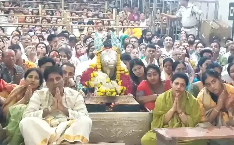 भस्म आरती में हुआ बाबा महाकाल का दिव्य श्रृंगार, शाम को निकलेंगे नगर भ्रमण पर