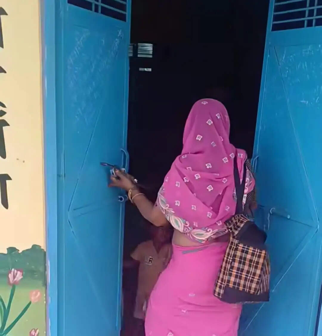 फर्रुखाबाद : आंगनबाड़ी कार्यकत्री की घोर लापरपाही, केंद्र में बंद किया नौनिहाल बच्चा