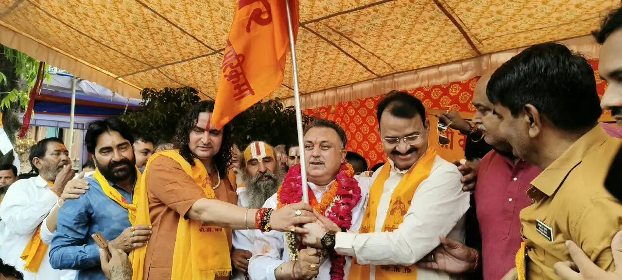 भक्ति के रंग में रंगा जयपुर: केसरिया ध्वज के साथ डिग्गी की राह पर निकले हजारों भक्त