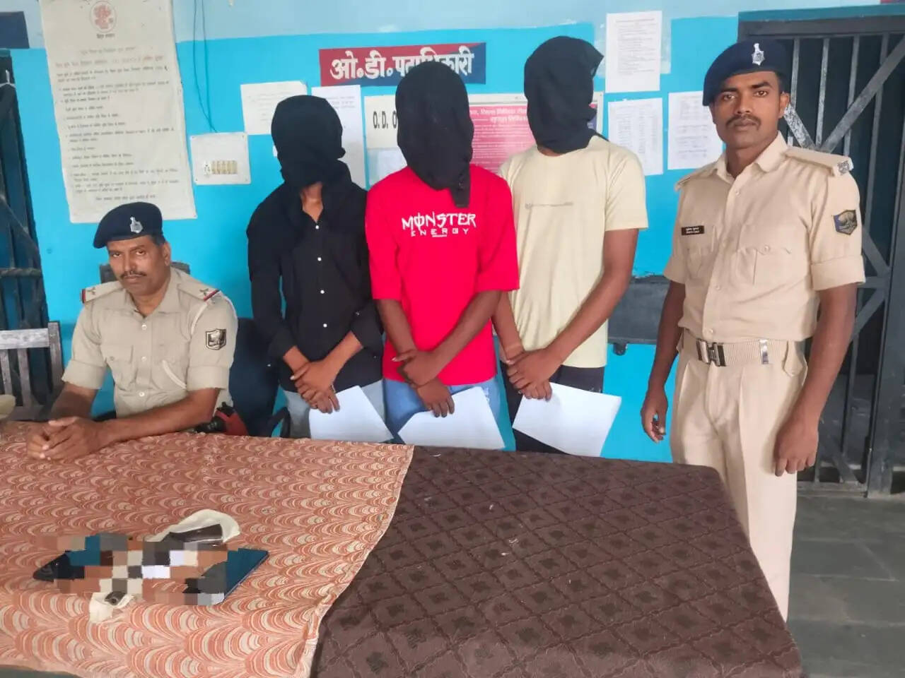 परसा में हथियार के साथ तीन युवक गिरफ्तार
