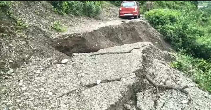 सिरमौर जिले में रेणुका क्षेत्र में भूस्खलन से क्षतिग्रस्त सड़क