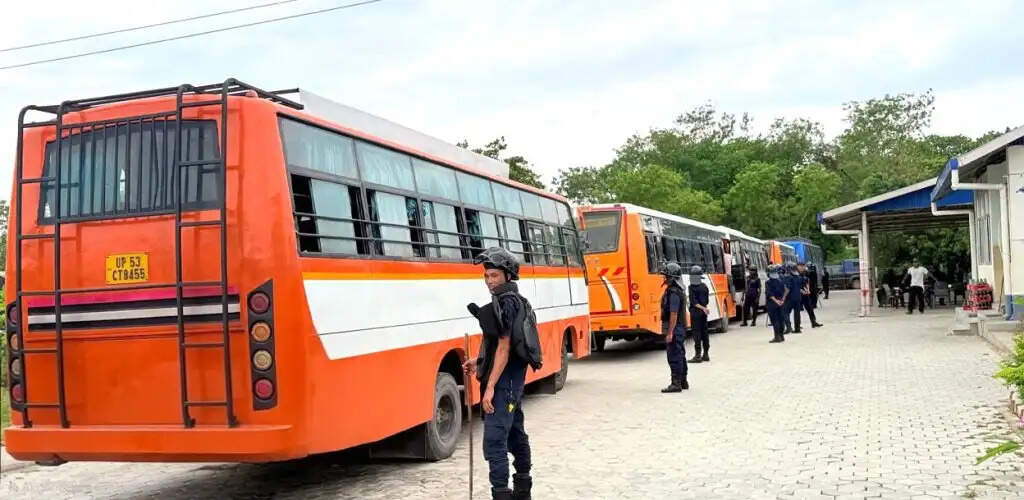 उप्र के कुशीनगर से 453 नेपाली नागरिक बसों से नेपाल भेजे गए