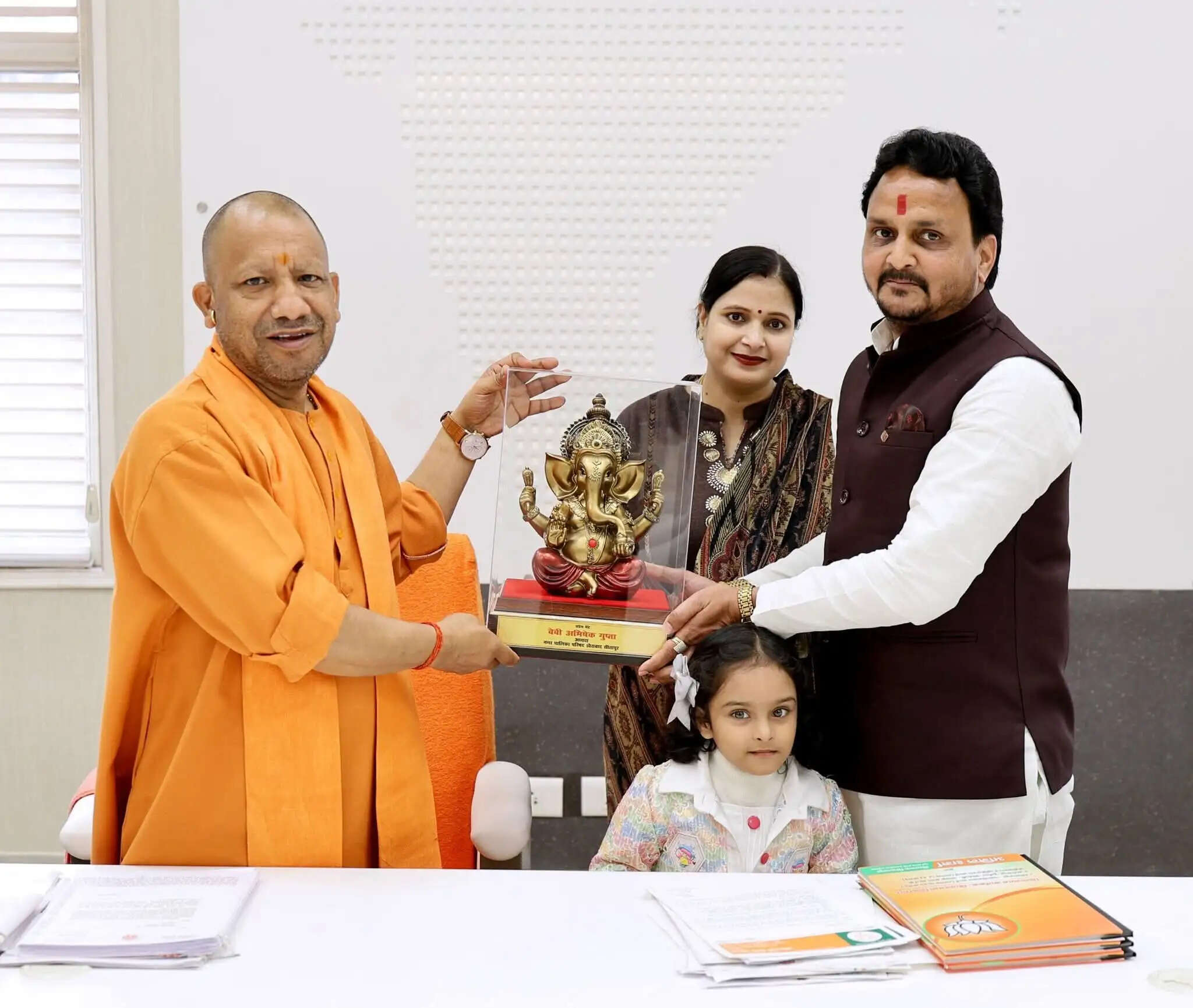 मुख्यमंत्री योगी से खैराबाद नगर पालिका अध्यक्ष ने की भेंट