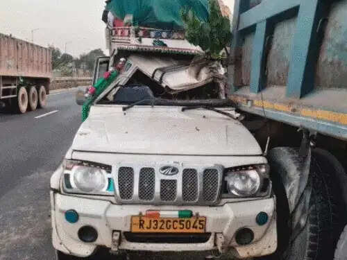 साले की शादी में जा रहे परिवार की पिकअप डंपर में घुसी, दो की मौत