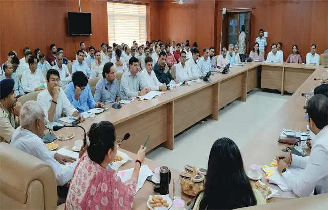 नारनौलः बैठक में अनुपस्थित डीडीपीओ पर गिरी मंत्री की गाज,निलंबन की सिफारिश