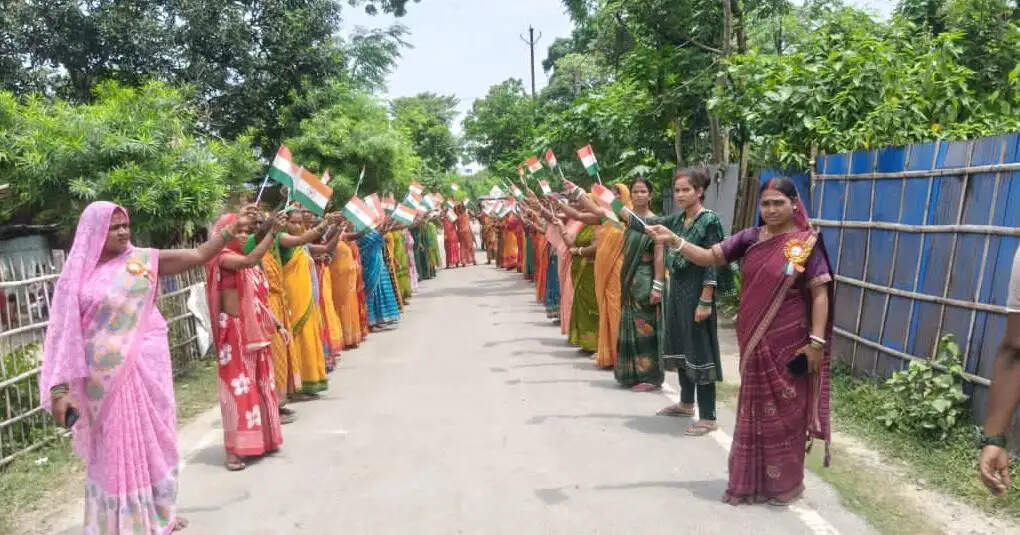 हर घर तिरंगा अभियान के तहत जीविका समूहों ने निकाली तिरंगा यात्रा