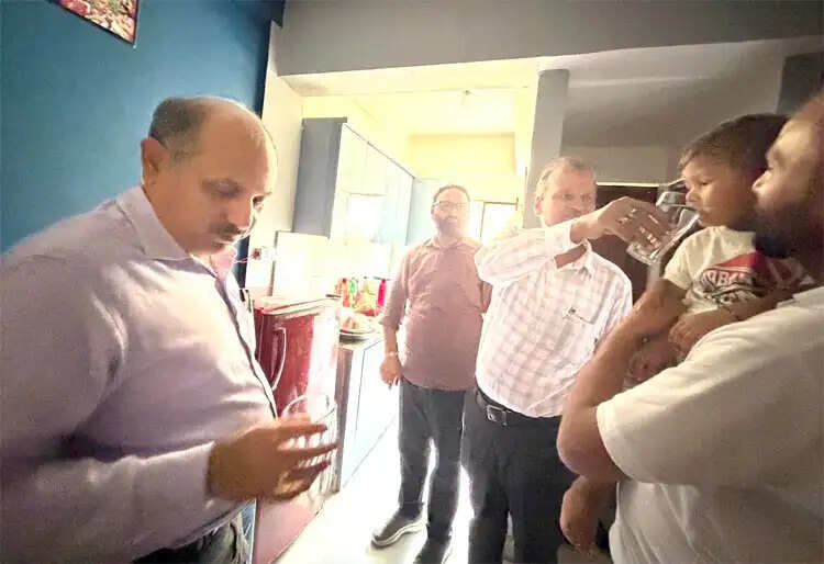 मुख्यमंत्री की हेल्पलाइन पर शिकायत, शिकारपुर में घर-घर पहुंचा पानी