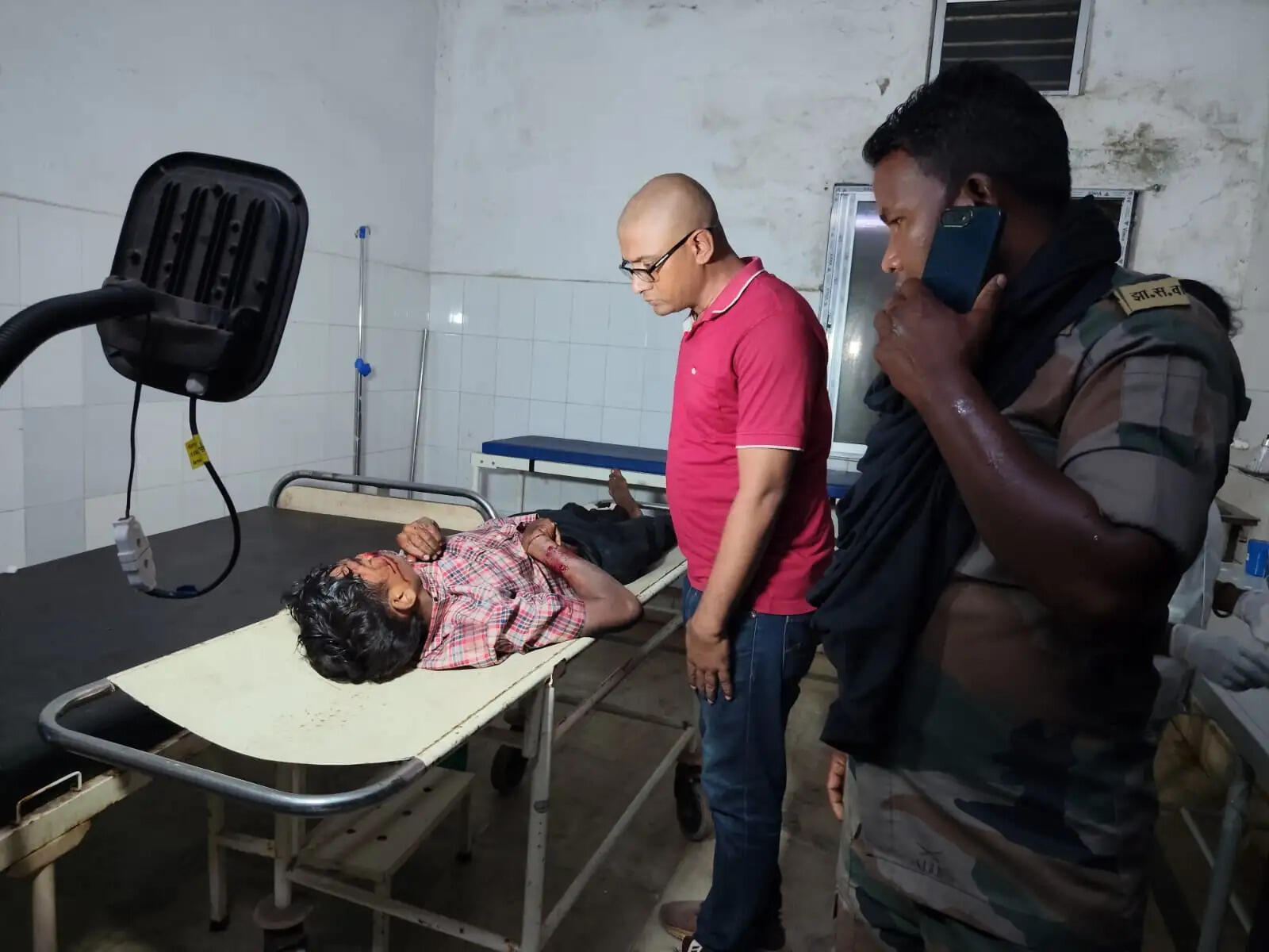 पिकअप वैन के चपेट में आने से दो बाईक सवार युवकों की मौत, एक गंभीर