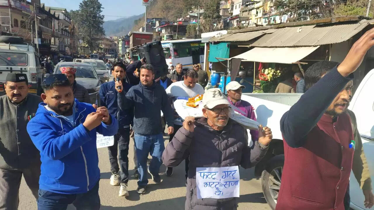 कांग्रेसियों ने सरकार के खिलाफ किया प्रदर्शन