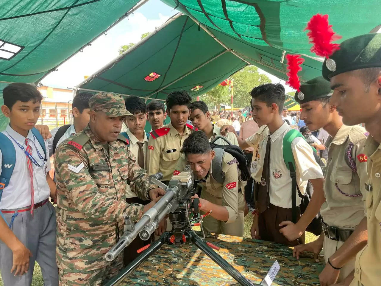 युवाओं को प्रेरित करने के लिए मेरठ कैंट ने शानदार अपनी सेना को जानो प्रदर्शनी का आयोजन किया