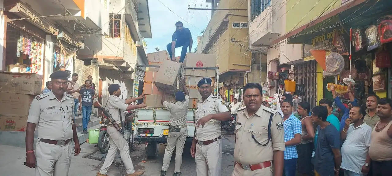 रिहाईशी इलाकों में गोदाम में छिपाकर रखे पचास लाख से अधिक मूल्य के पटाखे जब्त