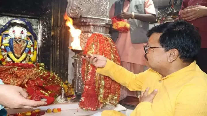 सतनाः ऊर्जा मंत्री तोमर ने किए मैहर में मां शारदा देवी के दर्शन