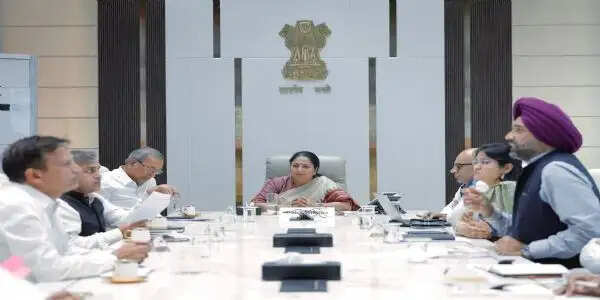 मुख्यमंत्री ने की 3,786 करोड़ की परियोजनाओं की समीक्षा, अधिकारियों को दिए निर्देश