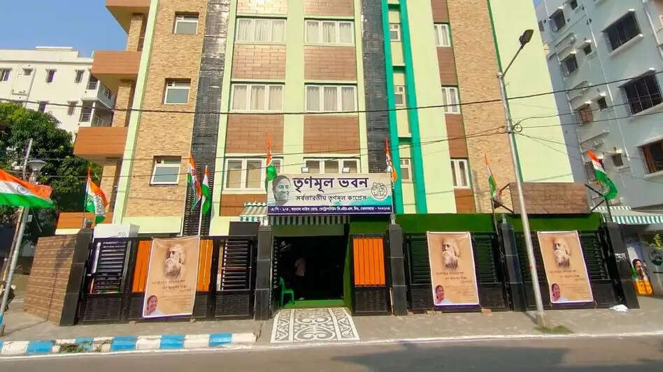 कोलकाता के टोपसिया स्थित तृणमूल के अस्थायी पार्टी कार्यालय पर लगा ताला