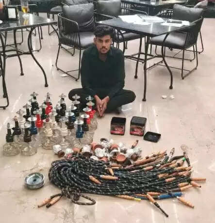 क्लब की आड में चल रहे हुक्का बार पर पुलिस ने मारी रेड