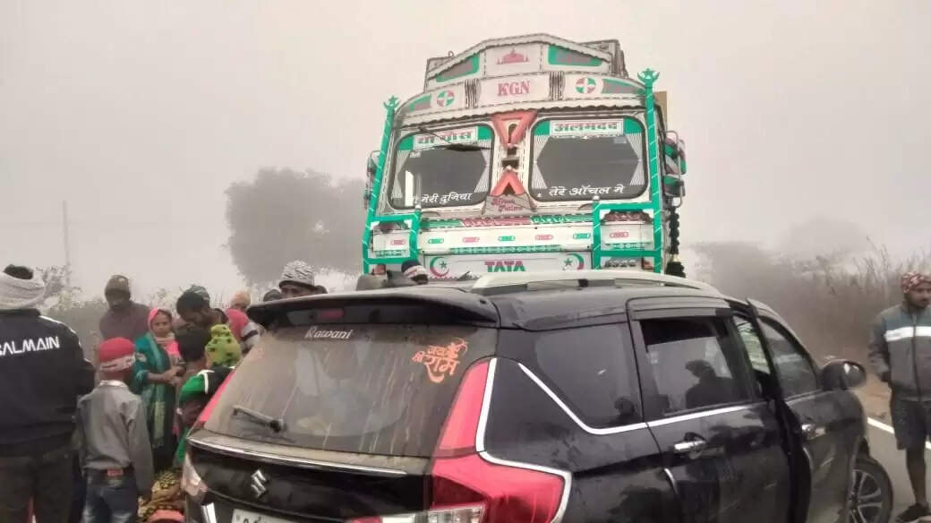 बलरामपुर : घने&nbsp;कोहरे के&nbsp;चलते&nbsp;ट्रक से टकराई कार, छह लोग घायल
