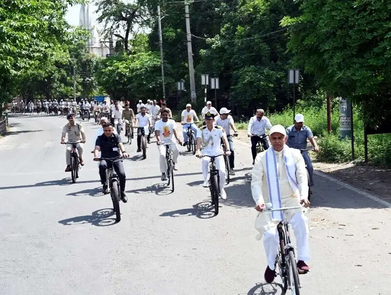गुजरात के राज्यपाल आचार्य देवव्रत ट्रेन से कुरुक्षेत्र पहुंचे, साइकिल चलाकर ईंधन बचाने का दिया संदेश