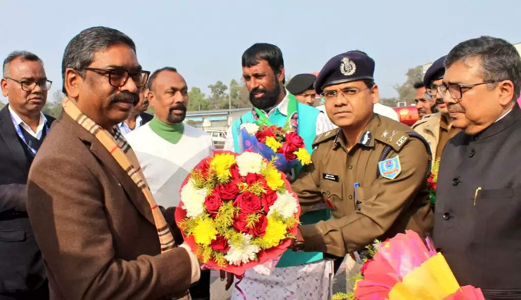 बोकारो एयरपोर्ट पर मुख्यमंत्री हेमन्त सोरेन का भव्य स्वागत