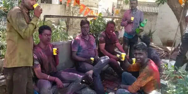 धुलंडी के रंग में रंगी राजधानी: फागुन की उमंग में झूमे लाेग