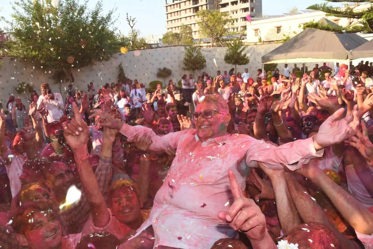 ड्यूटी के बाद खाकी ने मनाई होली: पुलिस लाइन में गुलाल और पुष्प वर्षा