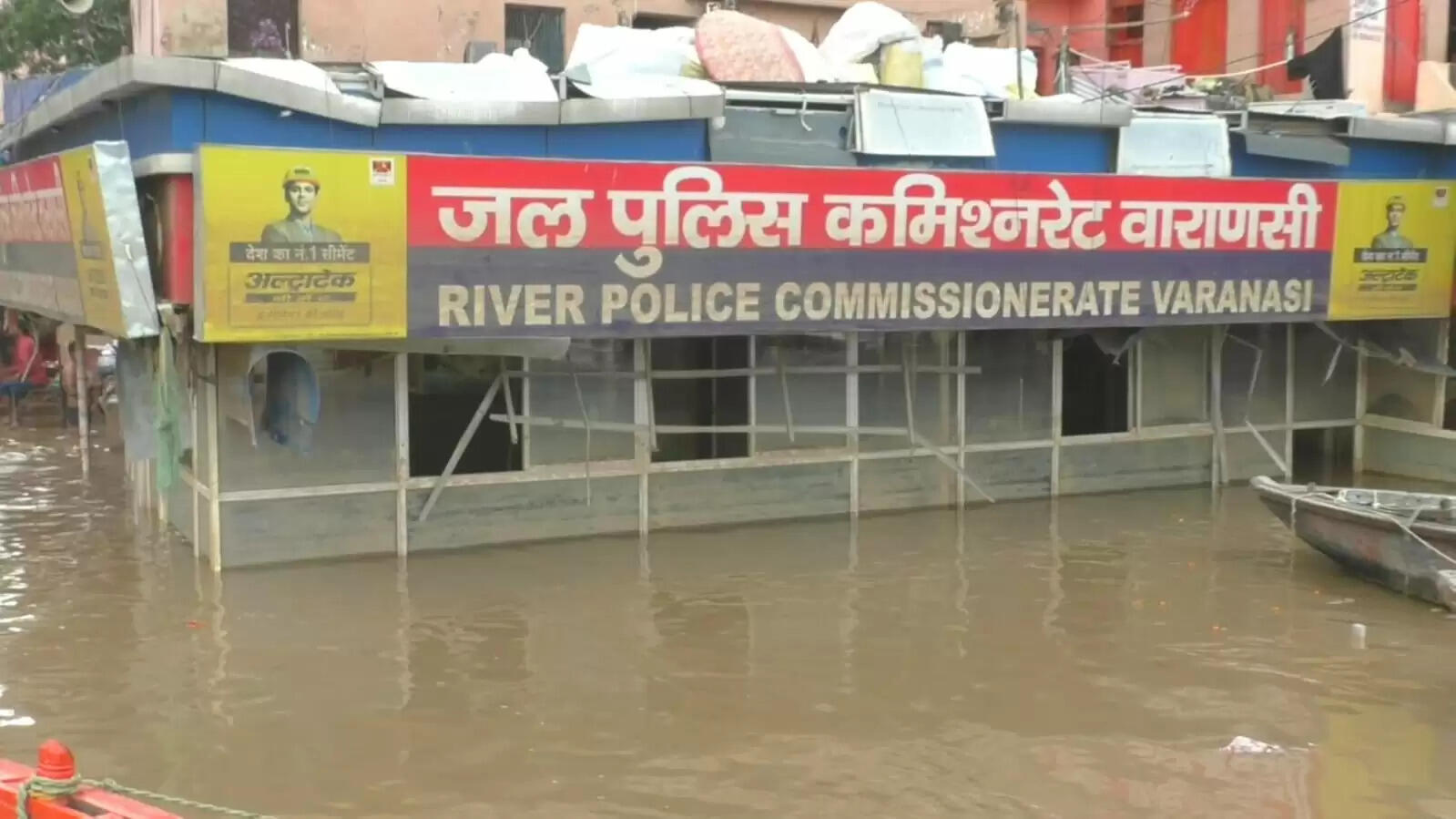 वाराणसी में खतरे के निशान की ओर बढ़ रही गंगा, घाटों से लगे निचले इलाकों में जलभराव