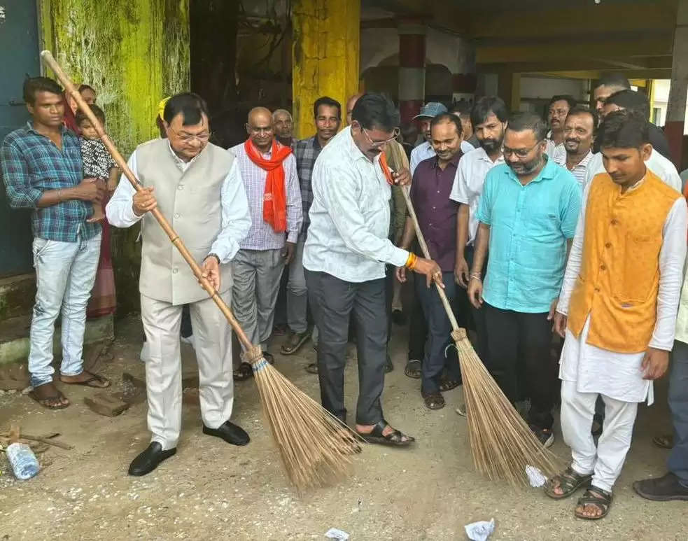 कोरबा : मंत्री देवांगन ने गांधी जयंती पर झाड़ू लगाकर दिया स्वच्छता का संदेश