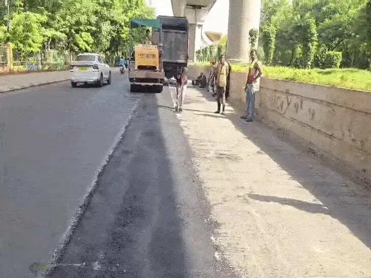 इंदौर में मेट्रो कॉरिडोर से क्षतिग्रस्त सड़क का डामरीकरण शुरू, एमआईसी सदस्य ने किया निरीक्षण