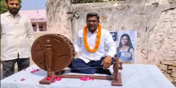 सिंबल विवाद पर भीलवाड़ा कांग्रेस में घमासान, चरखा लेकर पालीवाल का डोटासरा के खिलाफ सत्याग्रह