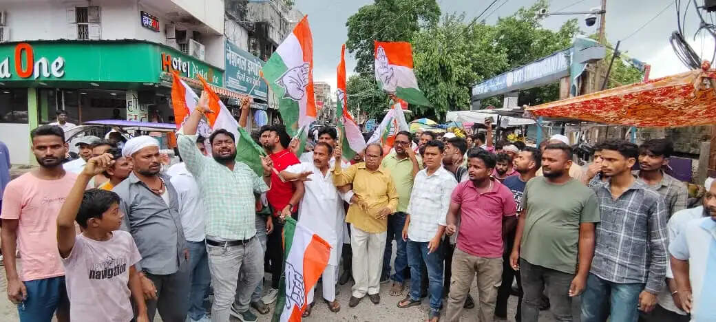फारबिसगंज में कांग्रेस का विरोध-प्रदर्शन, फूंका पुतला