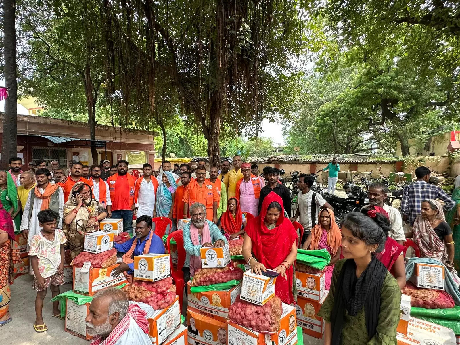 दक्षिणी विधायक नीलकंठ तिवारी ने बाढ़ पीड़ितों को बांटी राहत सामग्री