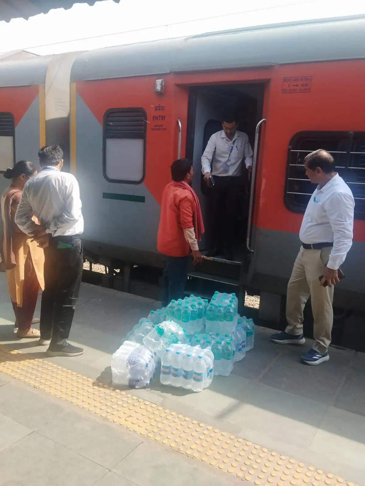 मुरादाबाद रेलवे स्टेशन पर चेकिंग अभियान में 516 अनाधिकृत पानी बोतल जब्त