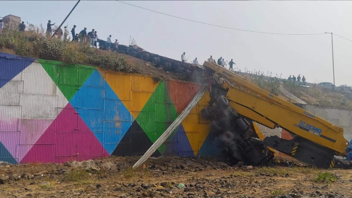 धार: राऊ-खलघाट फोरलेन ब्रिज पर ट्रेलर अनियंत्रित होकर कार से टकराया, हादसे में दो की मौत