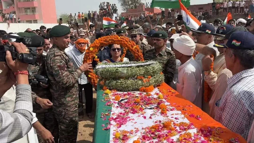 शहीद लांसनायक मनोज को अंतिम विदाई, बेटे प्रिंस ने दी मुखाग्नि