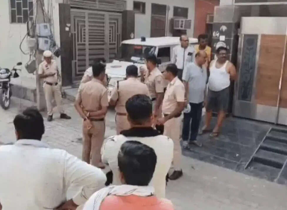 सिरसा में कूड़ा उठाने वाली गाड़ी के चालक से नकाबपोश युवकों ने की मारपीट, गाड़ी में तोडफ़ोड़